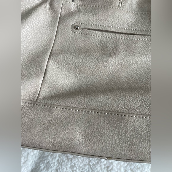 LC: ⭐️HP⭐️ B. Makowsky Leather White Cream Purse with Animal Print Inside - Picture 12 of 15